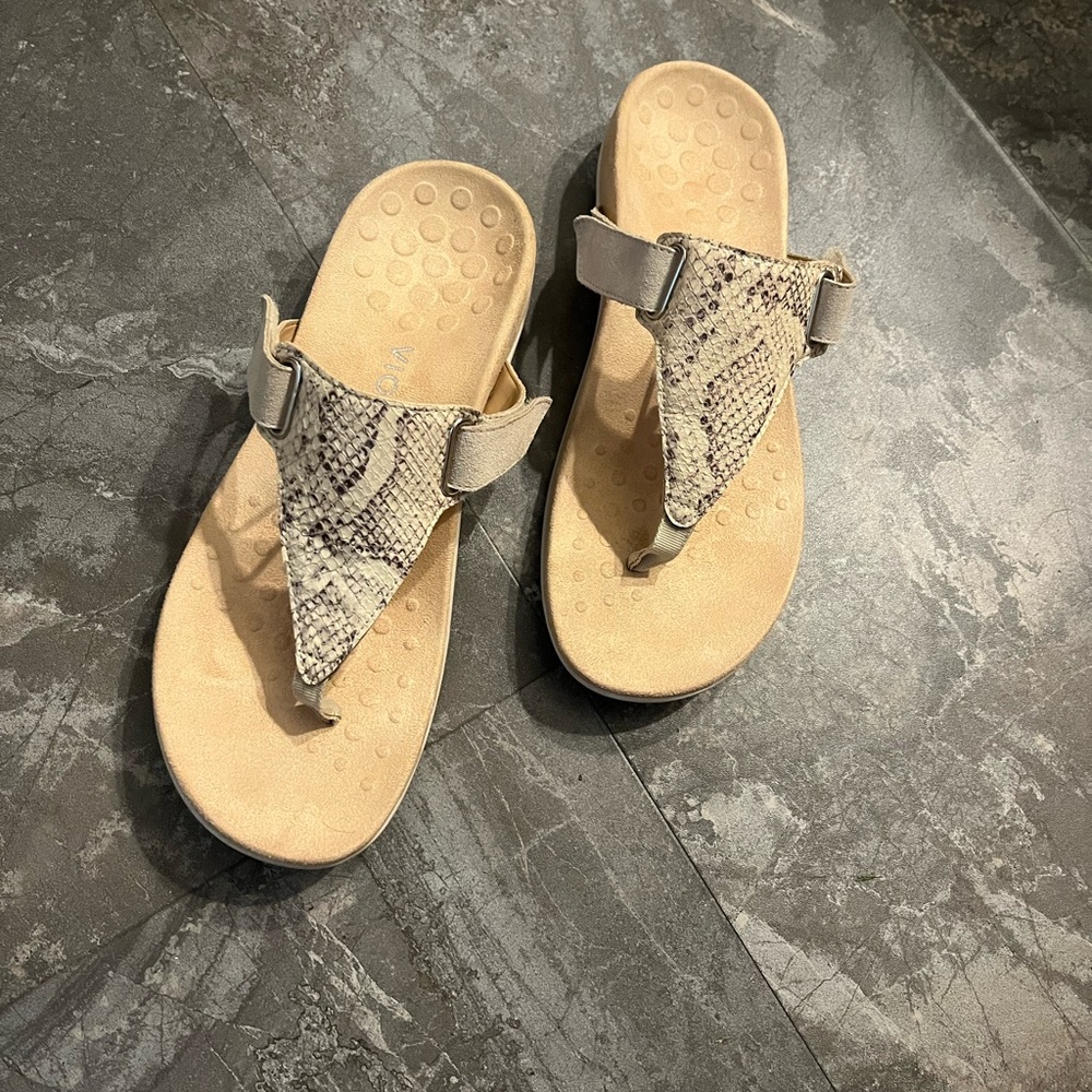 VIONIC SNAKESKIN SANDALS SIZE 8.5